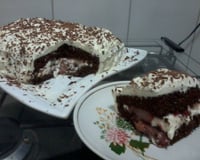 Bolo de chocolate com recheio de flocos e creme com morangos