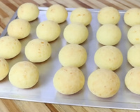 Como fazer um pão de queijo caseiro que não murcha: receita fácil deixa o pãozinho macio por dentro e crocante por fora