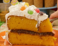 Esse bolo de cenoura de aniversário com brigadeiro e merengue parece difícil, mas é feito no liquidificador