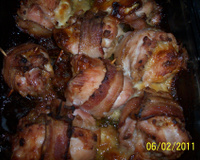 Coxas e sobrecoxas recheadas e enroladas no bacon