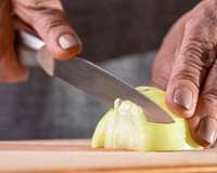 Pouca gente sabe por que a cebola fica amarga depois de cortada, mas o TudoGostoso explica como evitar e salvar suas receitas