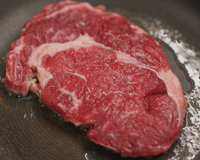 Os chefs concordam: "Para fazer um bife grelhado perfeito, não unte a frigideira, em vez disso, pincele a carne com óleo."