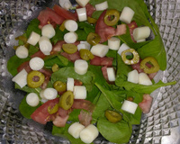 Salada de rúcula com palmito e azeitonas
