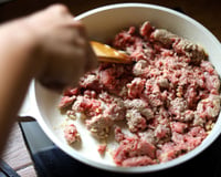 Carne moída fica pálida na panela por causa de um erro simples: TudoGostoso ensina como fazer carne moída douradinha e suculenta!