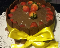 Bolo de chocolate com morangos