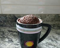 Bolo de caneca com cobertura de chocolate