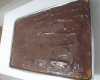 Bolo de cenoura e laranja com cobertura de chocolate