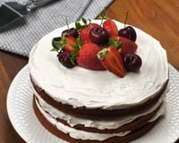 Bolo red velvet com recheio de cream cheese e cobertura de frutas