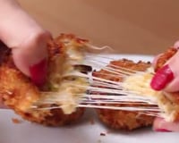 Bolinho de frango com queijo