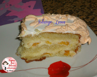 Bolo creme com pêssegos, cobertura de marshmallow e frutas