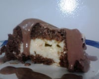 Bolo de chocolate com mousse de maracujá e cobertura de chocolate