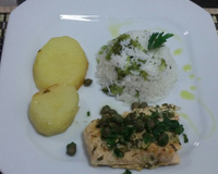 Salmão assado ao molho cítrico e de alcaparras