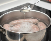 Nem quebradiça, nem seca: coloque um pouco de vinagre na água da linguiça e veja o que acontece na panela