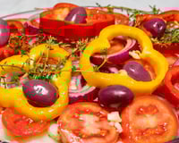 Bacalhoada portuguesa com tomate, pimentão e azeitona