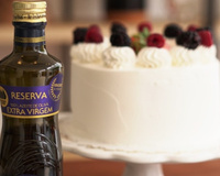 Bolo de Azeite Gallo Extra Virgem Reserva com frutas vermelhas e mousse de chocolate branco