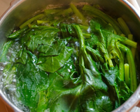 Você está cozinhando espinafre errado: veja a forma que aprendi no TudoGostoso para manter os nutrientes