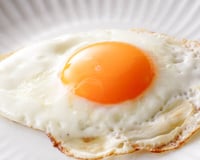 Ovos fritos ficam melhores se você trocar o azeite e a manteiga por esse ingrediente mais simples