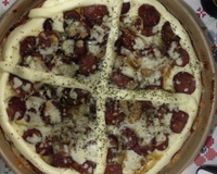 Pizza de calabresa com massa de pinhão