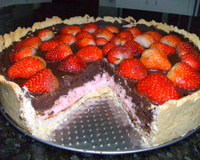 Torta de morango com chocolate trufado