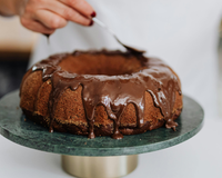 Esse bolo de chocolate de liquidificador com cobertura cremosa você só encontra no TudoGostoso