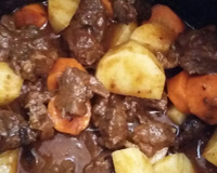 Carne ensopada com batata e cenoura na pressão