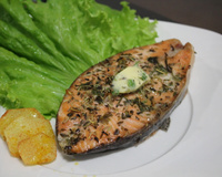 Salmão assado à provençal