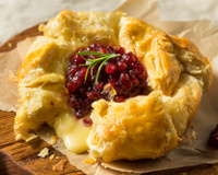 Queijo brie na massa folhada é a receita perfeita para ostentar na ceia de Natal e deixar a família de queixo caído