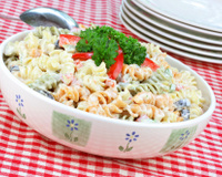 Salpicão de macarrão na travessa