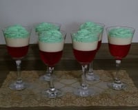 Taças de gelatina com creme e chantily