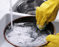 Esse hábito ao lavar panelas pode estragar o antiaderente sem você saber