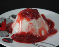 Flan de iogurte com calda de morango