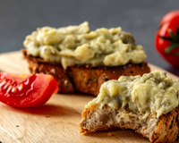 Aperitivo de 1 berinjela e 10 pimentões: rápido, fácil e cheio de sabor para suas torradas