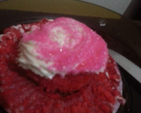 Cupcakes Red Velvet (veludo vermelho) com frutas vermelhas e chantilly