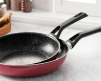 Poucas pessoas sabem e eu sempre usei errado: é para isso que serve o furo no cabo da frigideira