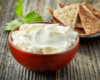 Queijo cremoso caseiro feito com iogurte: receita com apenas 2 ingredientes