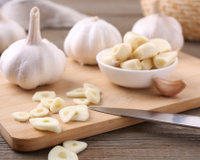 Quais são os 10 benefícios do alho para a saúde? (e como incluir no cardápio)