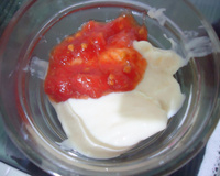 Sorvete de creme simples com calda de goiaba