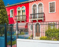 Grades pretas na fachada da casa estão fora de moda: a nova tendência para 2026 é mais elegante e segura