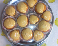 Bolo de laranja com cobertura de laranja.