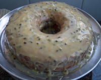 Bolo de iogurte com calda de maracujá