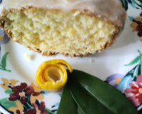 Bolo de laranja com cobertura açucarada