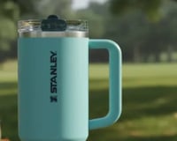 Hidratação o dia inteiro! Copo Stanley de 1,8 litros com o menor preço do ano