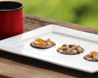 Mendiants (discos de chocolate com frutas secas)