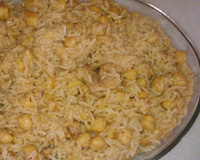 Arroz com grão-de-bico e frango