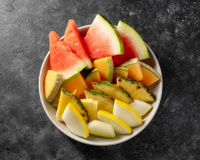 Hidratação além da água: alimentos hidratantes vão melhorar o funcionamento do corpo e do humor) no clima seco