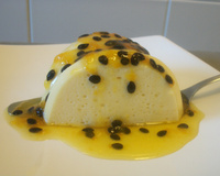 Flan de iogurte com maracujá