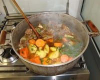 Costelas de boi temperadas com cerveja e legumes cozidos no caldo