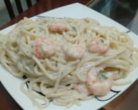 Macarrão com camarão ao molho de quatro queijos