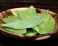 Por que colocar folhas de louro em um pote de vinagre e quais são os benefícios?