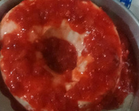 Pudim de iogurte grego com calda de morango